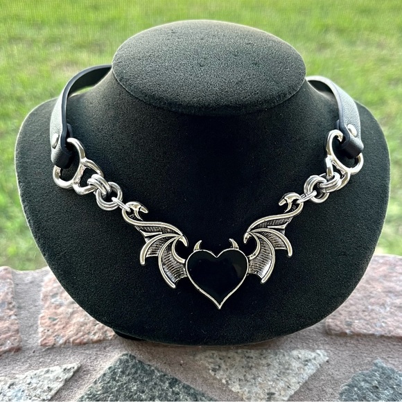 Black leather choker black heart with bat wings and devil horns valentine goth - Picture 15 of 16